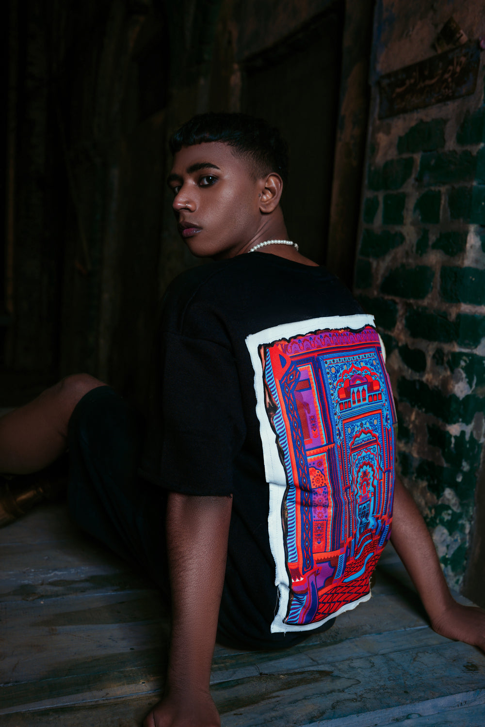 CIRCLE DIGITALLY PRINTED BLACK TSHIRT