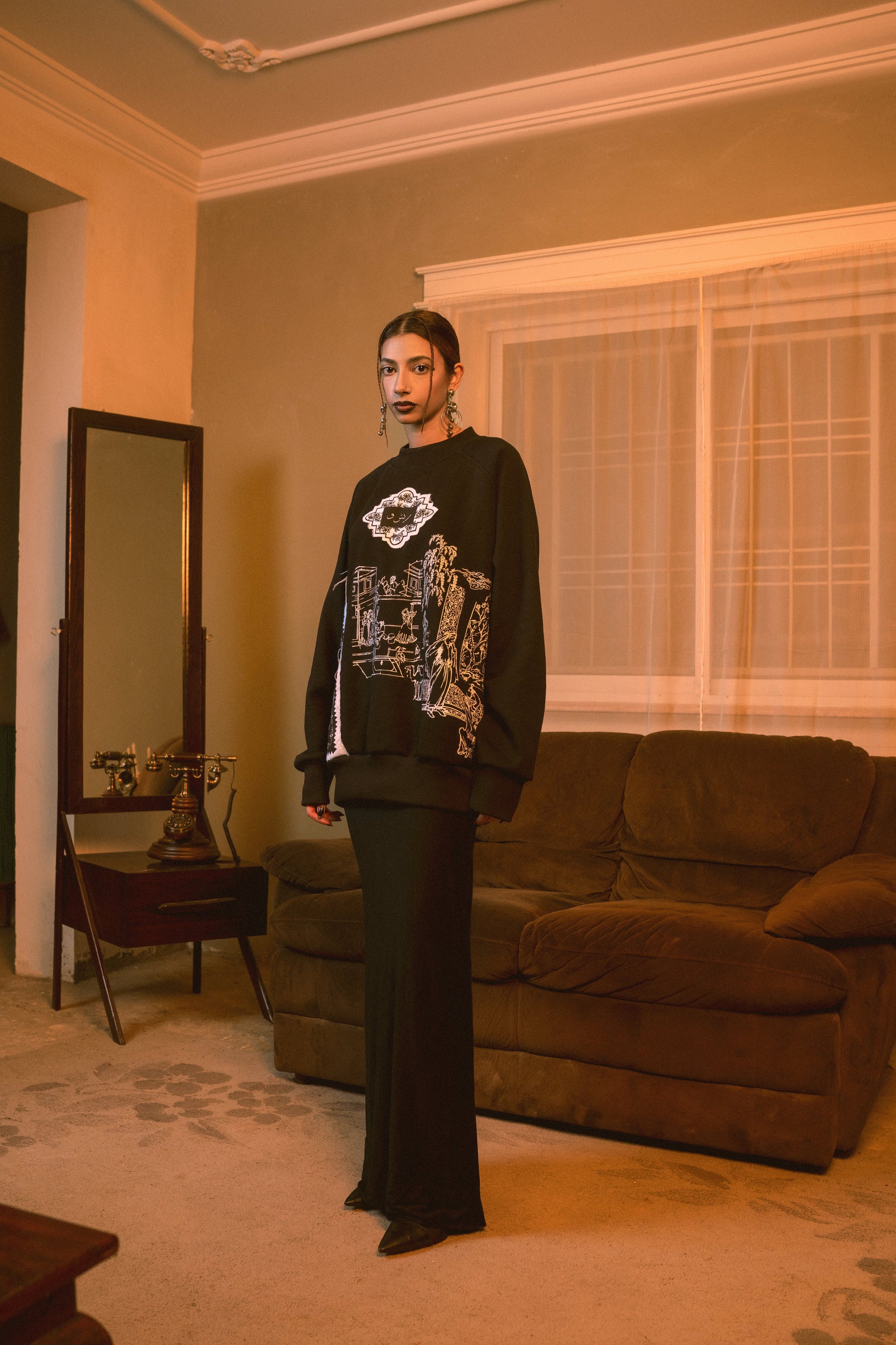 VINTAGE VILLAGE BLACK PRINTED SWEATSHIRT