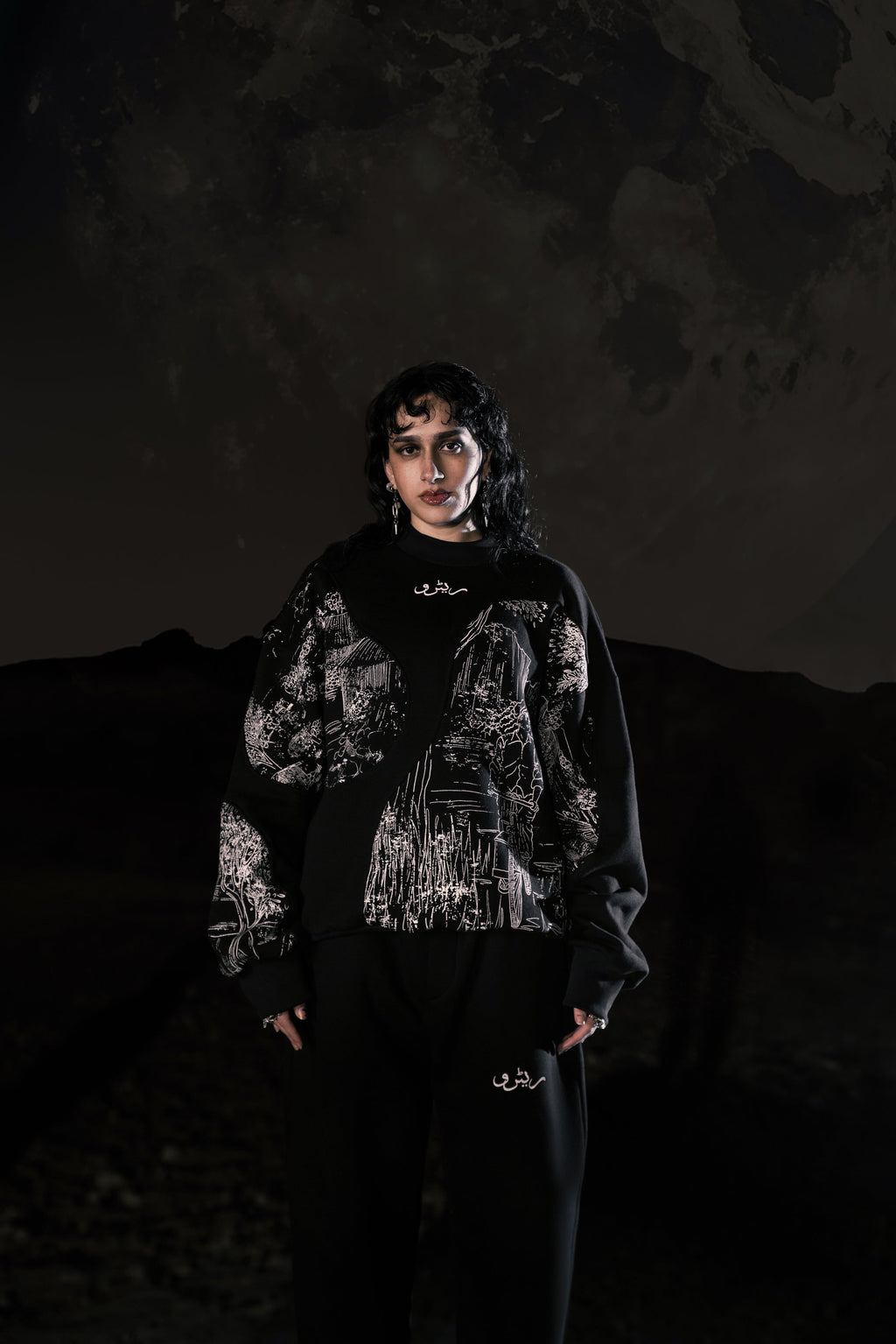 OLD VILLAGE V2 BLACK SWEATSHIRT