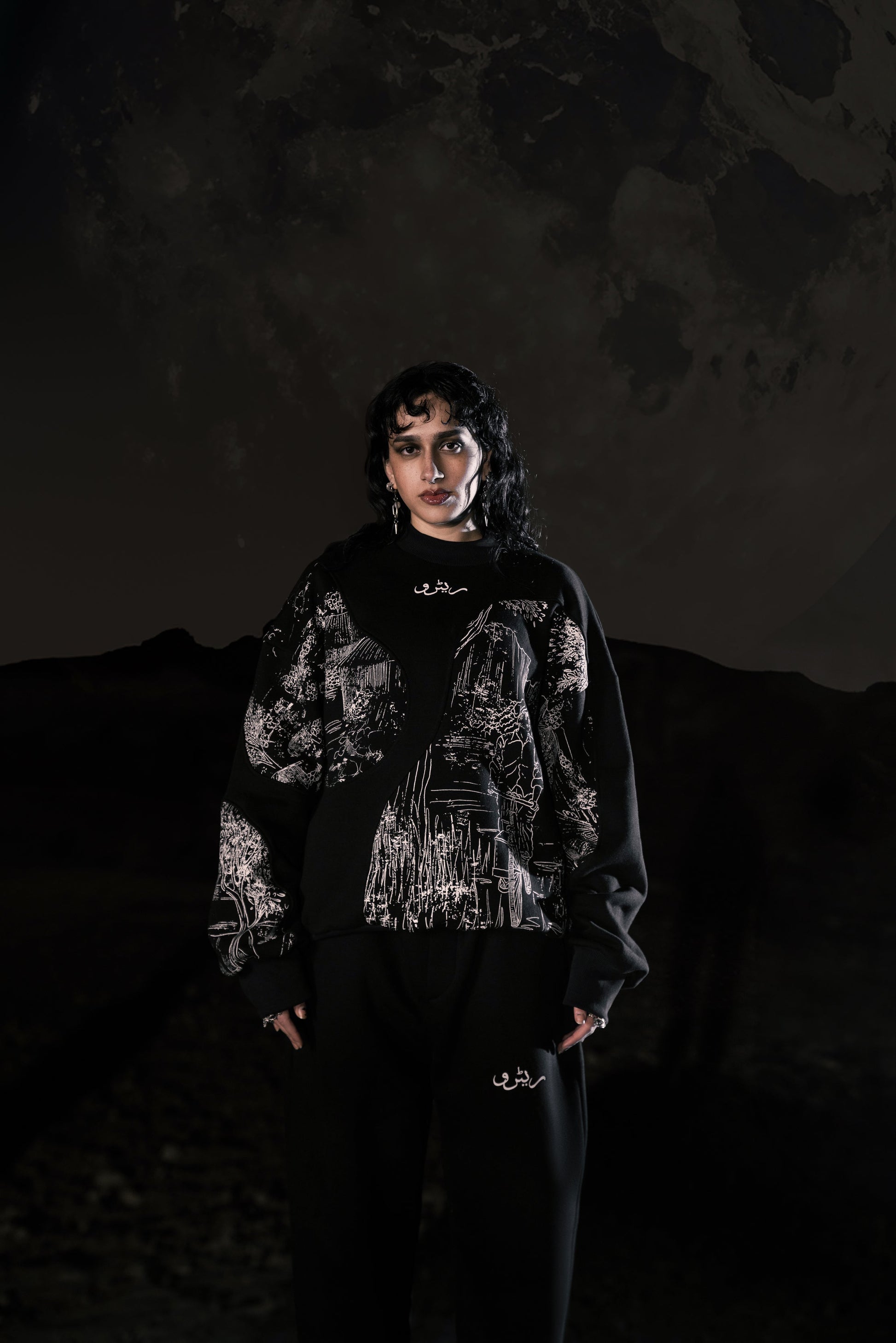 OLD VILLAGE V2 BLACK SWEATSHIRT