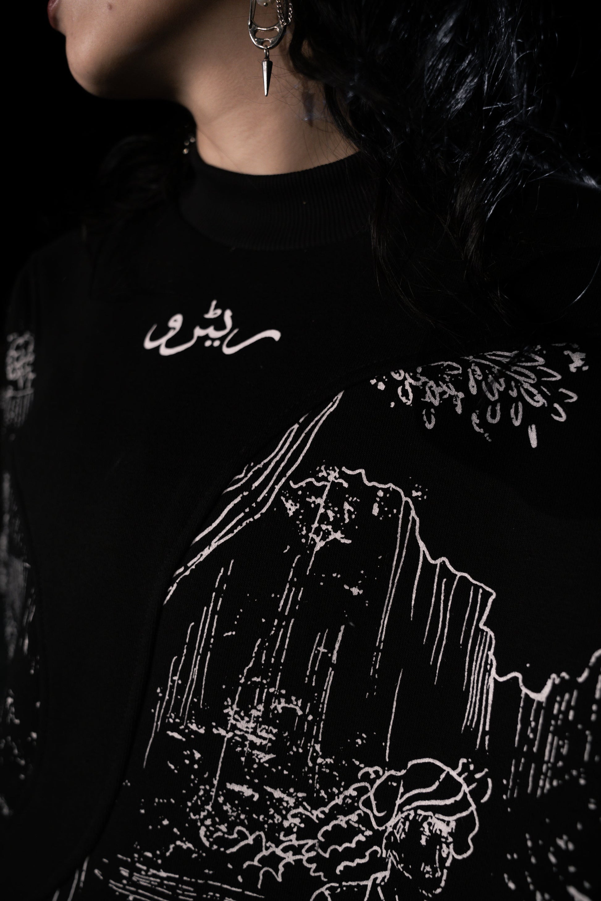 OLD VILLAGE V2 BLACK SWEATSHIRT