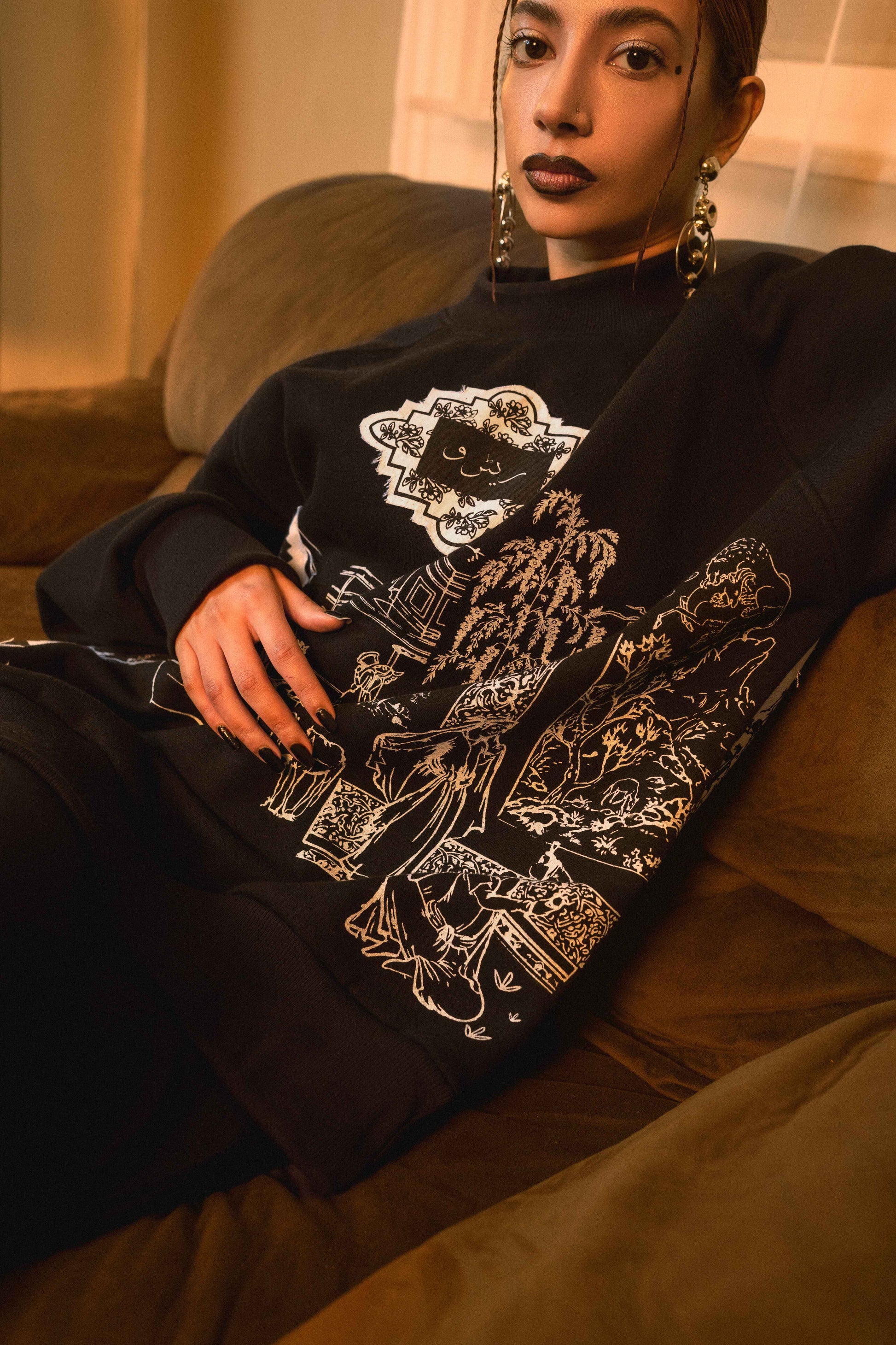 VINTAGE VILLAGE BLACK PRINTED SWEATSHIRT