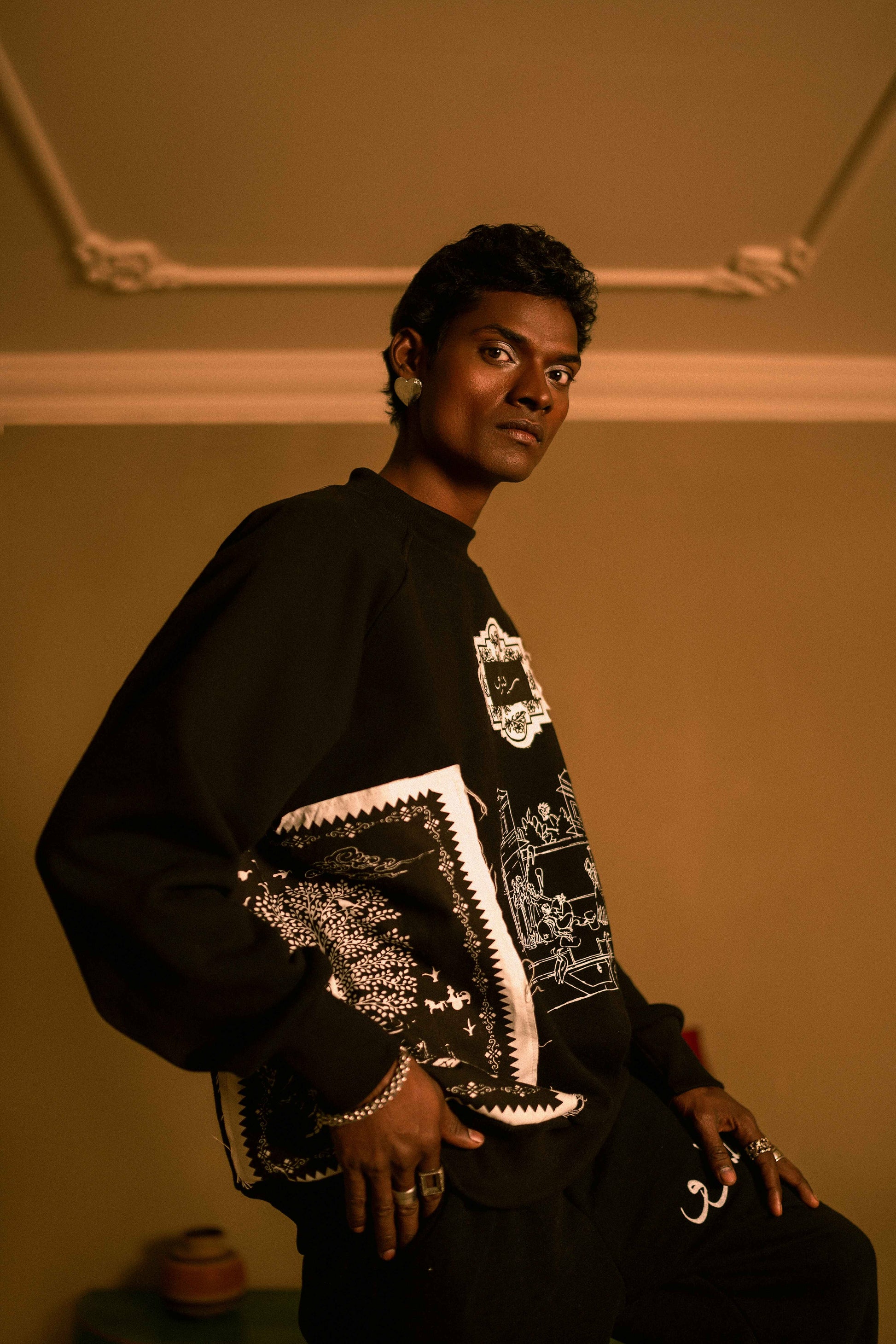 VINTAGE VILLAGE BLACK PRINTED SWEATSHIRT