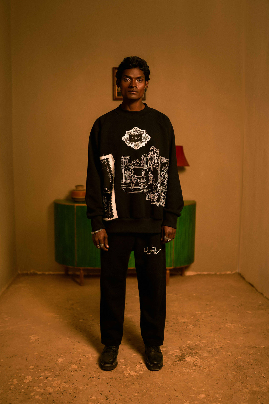 VINTAGE VILLAGE BLACK PRINTED SWEATSHIRT