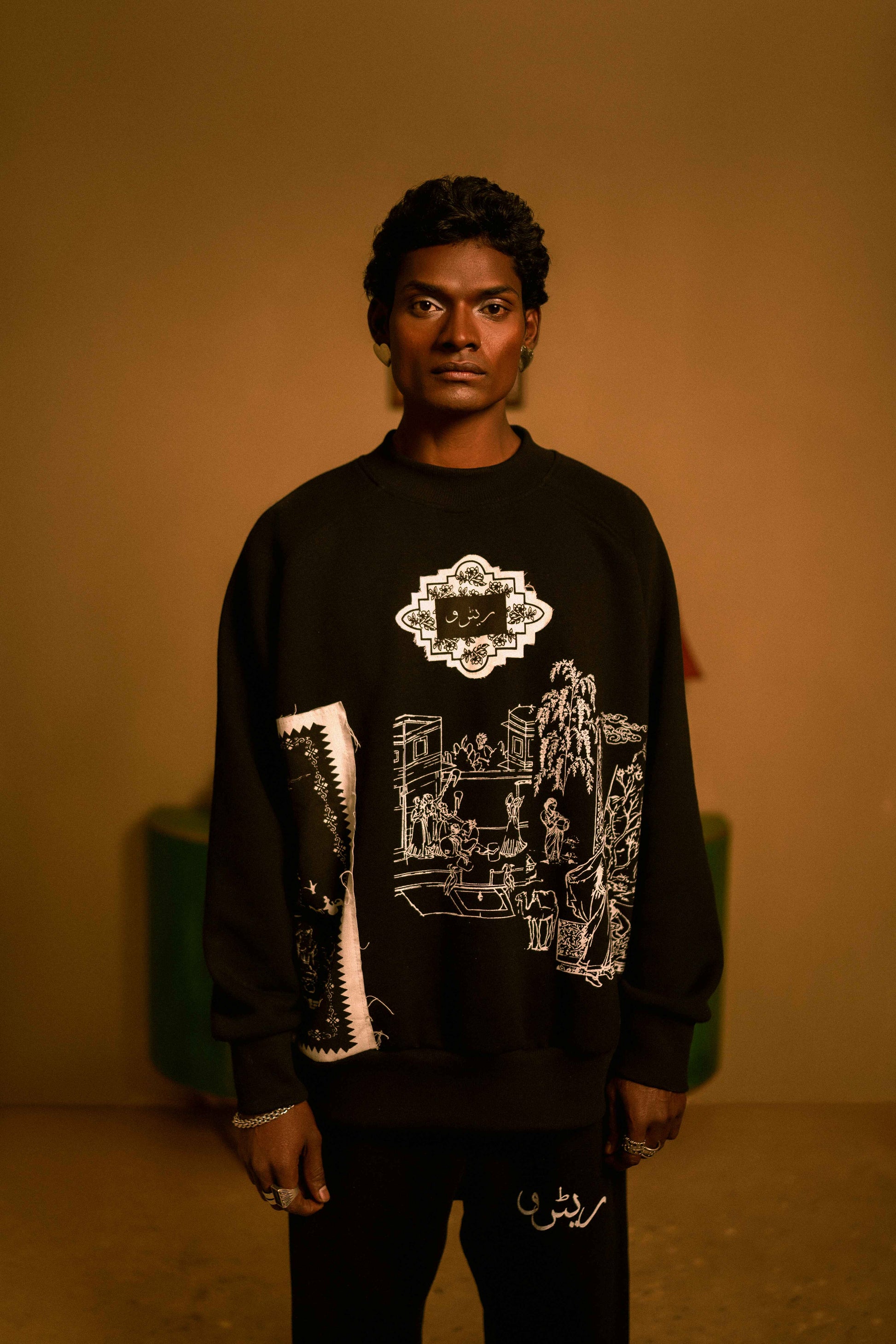 VINTAGE VILLAGE BLACK PRINTED SWEATSHIRT